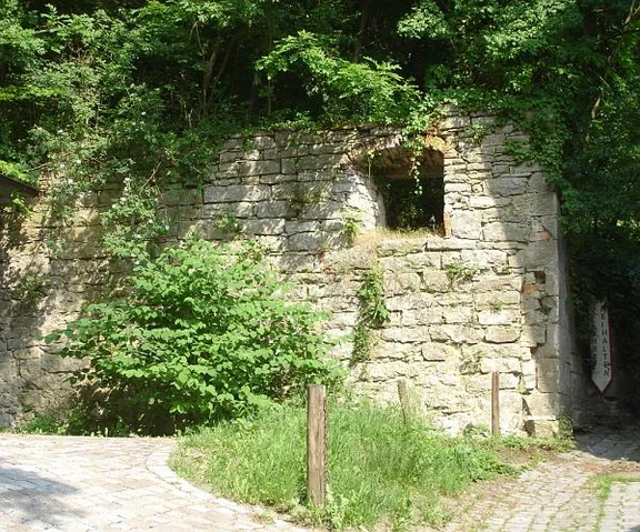 Mauerrest des Brauereigebäudes, der beim Abbruch stehen gelassen wurde. Bild aus dem Juni 2007. Foto: Daniel Stihler (StadtA SHA Server Häuserlexikon)