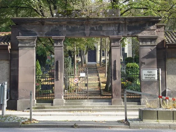 Eingang mit Nikolaikapelle im Hintergrund, November 2009. Foto: Daniel Stihler (StadtA Schwäb. Hall DIG 00483)