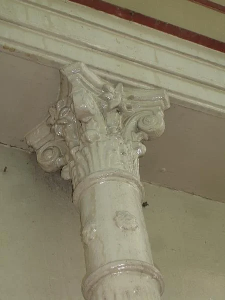 Gusseiserne Säule im Erdgeschoss während der Sanierungsarbeiten, Juni 2007. Foto: Daniel Stihler (StadtA Schwäb. Hall DIG 03855)
