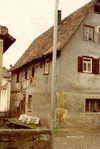 Südliche Längsseite von der Neustetterstraße aus, Aufnahme aus einer durch das Baurechtsamt angefertigten Fotoserie, wohl um 1974 (Foto: Baurechtsamt Schwäb. Hall, Bauakten Neustetterstraße 23)