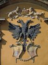 Reichsstädtisches Wappen mit Reichsadler am Giebel (Rekonstruktion der 1920er oder 1930er Jahre), März 2017. Foto: Daniel Stihler (StadtA Schwäb. Hall DIG 10003)