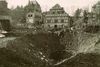 Nach dem US-amerikanischen Luftangriff auf den Bahnhof  vom 23. Februar 1945 befindet sich im Bereich der Fabrik von Spengler & Rasmussen (heute Kino „Gloria“) ein großer Bombenkrater, dahinter sind der beschädigte „Schafstall“ (Im Lindach 9) und das zerstörte Haus Laux (Im Lindach 11) zu erkennen. Foto: Slg. Folker Förtsch (StadtA Schwäb. Hall DIG 05343)