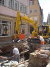 Bauarbeiten zur Sanierung der Marktstraße, das angegrabene Kellergewölbe ist in der Baugrube zu erkennen, Aufnahme vom 13. August 2012. Foto: Daniel Stihler (StadtA SHA DIG 03465)