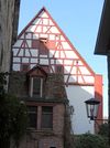 Ostgiebel des dendrochronologisch auf 1314/15 datierten Hinterhauses, gesehen vom Hinterhof des benachbarten „Adelshofs“ (Am Markt 12) aus, April 2016. Foto: Daniel Stihler (StadtA Schwäb. Hall DIG 09986)