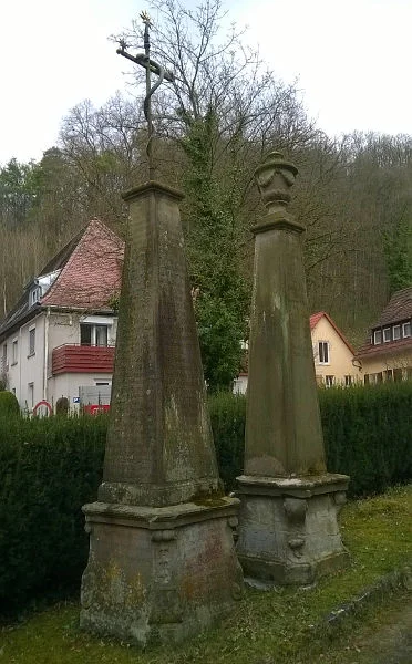 Zwei barocke Grabmäler in Obeliskenform mit verwitterten Inschriften, März 2017. Foto: Daniel Stihler (StadtA Schwäb. Hall DIG 10223)