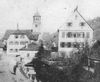 Ausschnitt aus einer Fotopostkarte von 1906. Das einstöckige Gebäude ist in der linken Bildmitte erkennbar; es verdeckt teilweise das katholische Pfarrhaus (StadtA Schwäb. Hall DIG 06281)