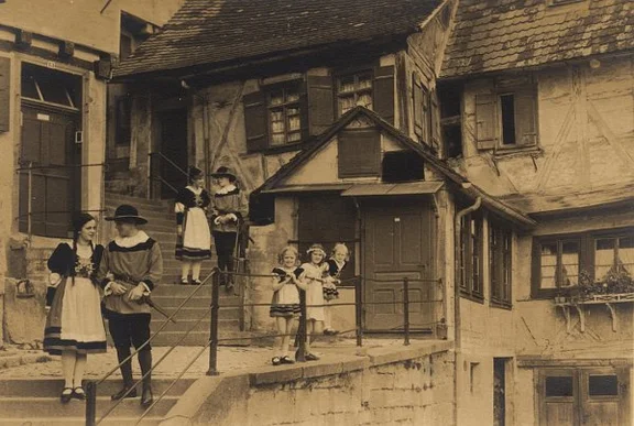 Sieder posieren vor der Treppe zur Kirchgasse, 1920er oder 1930er Jahre. Fotograf unbekannt (StadtA Schwäb. Hall PK 3218)