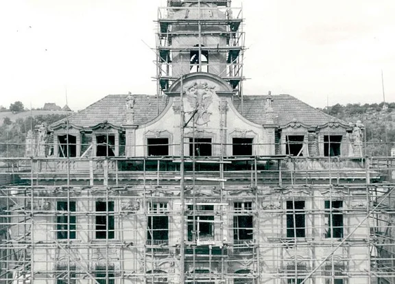 Eingerüstetes Rathaus beim Wiederaufbau, 1949/50. Fotograf unbekannt (StadtA Schwäb. Hall FS 00105a)