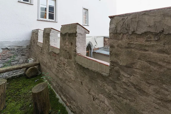 Blick von der Plattform hinter den Zinnen zum Hinterhaus des „Goldenen Adlers“, Oktober 2016. Foto: Dietmar Hencke (StadtA Schwäb. Hall DIG 08358)