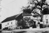 Wohnhaus (rechts) und Scheuer (links), davor die Gabelung der Staatsstraßen nach Crailsheim und Ellwangen, wohl 1930er Jahre. Foto: privat (StadtA Schwäb. Hall DIG 06495)
