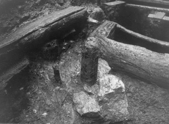 Weiter fortgeschrittene Ausgrabungen im Bereich von Soletrog 6. Rechts der Trog, links eine hölzerne Solerinne, in der Mitte ein Pfosten, der vermutlich einmal ein Dach getragen hat. Foto: E. Schwend (StadtA Schwäb. Hall FS 43863).