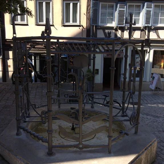 Handwerkerbrunnen beim Haus Gelbinger Gasse 7, eine Arbeit des Künstlers Wolfgang Bier von 1984, Ostansicht, September 2018. Foto: Daniel Stihler (StadtA Schwäb. Hall DIG 11021)