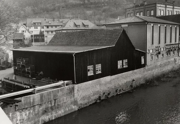Bild auf die Bebauung am Kocher, April 1981. Foto: Hochbauamt der Stadt Schwäbisch Hall (FS 14026)