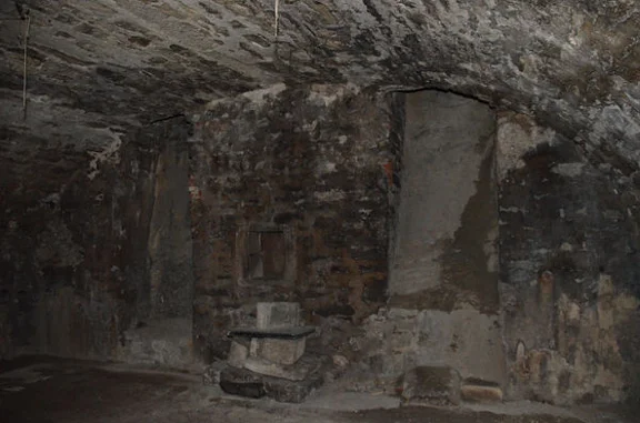 Östliche Stirnwand des Gewölbekellers mit Belüftungsschächten, Oktober 2018. Foto: Daniel Stihler (StadtA Schwäb. Hall DIG 11145)