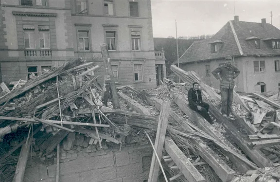 Bergungsarbeiten nach der Zerstörung des Hauses durch dem Luftangriff vom 23. Februar 1945, im Hintergrund die Nr. 26 und 24 (StadtA Schwäb. Hall FS 38470)