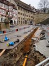 Blick über den zur Erneuerung von Leitungen ausgehobenen Graben. Unten in der Bildmitte ist eine Kellerwand mit Gewölbeansatz zu erkennen. Bild vom 28.3.2008, Foto: Daniel Stihler (StadtA SHA Server Häuserlexikon)