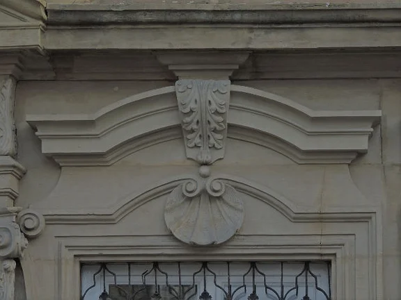 Detail des Architekturschmucks über den Erdgeschossfenstern, April 2017. Foto: Daniel Stihler (StadtA Schwäb. Hall DIG 10167)