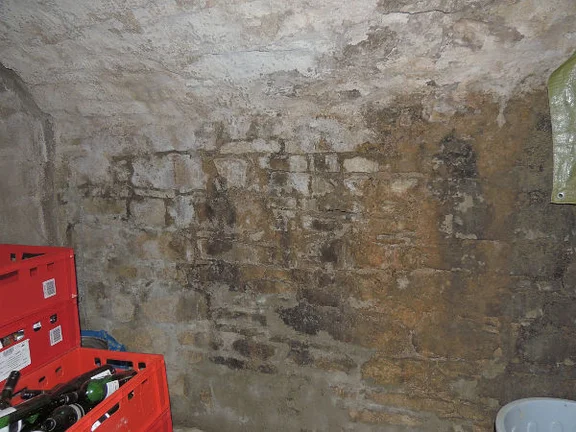 Teilweise mit Quadersteinen gemauerter Abschnitt der südlichen Längsseite, Mai 2017. Foto: Daniel Stihler (StadtA Schwäb. Hall DIG 10265)