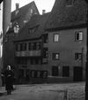 Hier ist das Haus teilweise durch das Nachbarhaus Im Weiler 7 verdeckt (rechts), je ein Fenster pro Stockwerk ist erkennbar. Undatiertes Foto um 1932-1933. Fotograf unbekannt (StadtA Schwäb. Hall DIG 05910, Original: Ivo Lavetti / www.nostalgus.de, alle Rechte vorbehalten