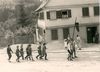Bei einem Kinderfestumzug um 1933. Die Gruppe links soll offenbar die „sieben Schwaben“ darstellen (StadtA SHA FS 04397)