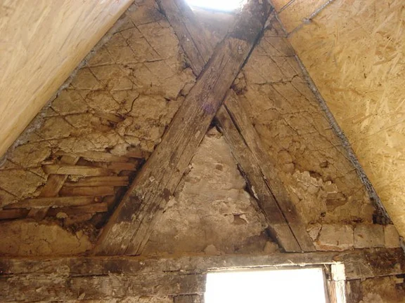 Ostgiebel, unter dem Lehmbewurf ist das Flechtwerk erkennbar, Juni 2015. Foto: Hermann Kratochvil (StadtA Schwäb. Hall DIG 06645)