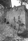 Der Mantelturm in unrestauriertem Zustand nach dem Abbruch des davor stehenden ''Blockhauses'' (altes Oberamtsgefängnis) im Mai 1986. Foto: Haller Tagblatt (StadtA SHA FS 24245)
