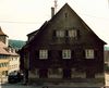 Westseite, 1991. Die Fassade ist durch den starken Verkehr auf der Johanniterstraße extrem verrußt. Foto: Stadt Schwäbisch Hall / Hochbauamt (StadtA Schwäb. Hall FS 55132)