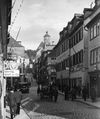 Blick in die Neue Straße aus Richtung Westen, auf der rechten Straßenseite sind der „Dreikönig“ und die Nr. 27 zu erkennen. Undat., um 1928-1934. Fotograf unbekannt (StadtA Schwäb. Hall DIG 05745, Original: Ivo Lavetti / www.nostalgus.de, alle Rechte vorbehalten)