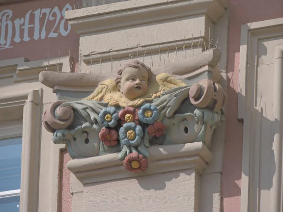 Kapitell an der Südfassade mit Blumenschmuck und Puttenkopf, April 2017. Foto: Daniel Stihler (StadtA Schwäb. Hall DIG 10143)