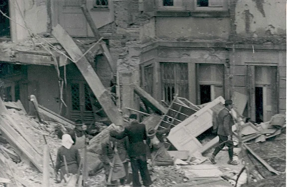 Bergungsarbeiten am eingestürzten Hinterhaus nach dem Luftangriff vom 23. Februar 1945 (StadtA Schwäb. Hall FS 38478)