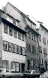 Bild von 1979 (rechts neben dem niedrigeren Haus Nr. 8). Foto: Haller Tagblatt (StadtA SHA FS 09631)