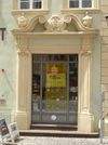 Früheres Portal mit  den Wappen der Familien Arnold und Bonhöfer, nun Schaufenster. Bild aus dem Juni 2007. Foto: Daniel Stihler (StadtA Schwäb. Hall DIG 01728)