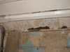 Übergang von der Wand zur Decke mit alten Tapeten- und Farbresten in der kleinen Bohlenstube, April 2012. Foto: Daniel Stihler (StadtA Schwäb. Hall DIG 03522)