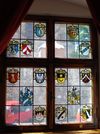 Fenster in der „Büschlerstube“ im EG, ehem. „Ratskeller“, mit gemalten Wappen alter Haller Familien, Mai 2009. Foto: Daniel Stihler (StadtA Schwäb. Hall DIG 01445)