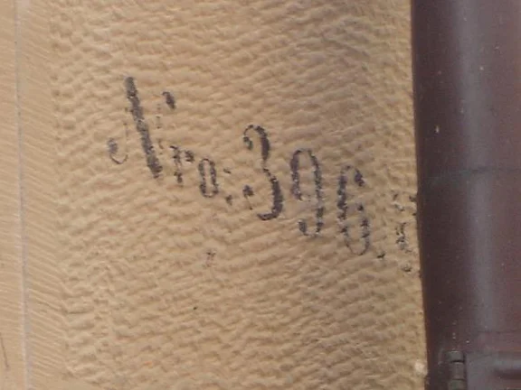 (Später vergebene) Primärkatasternummer am Haus, die bis 1900 als Hausnummer diente. Bild aus dem April 2007. Foto: Daniel Stihler (StadtA Schwäb. Hall DIG 04006)