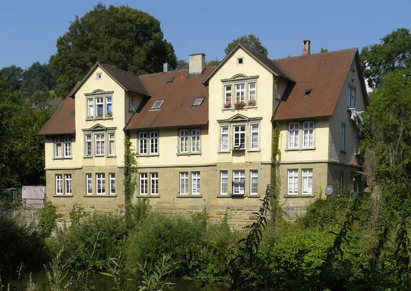 Blick über den Kocher auf das Doppelhaus, links Nr. 5, rechts Nr. 3, 2015. Foto: Günter Albrecht (StadtA Schwäb. Hall DIG 11534)