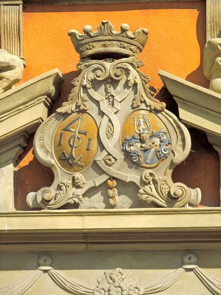 Allianzwappen des Hausbesitzers Johann Jacob von Olnhausen d.J. (1730-1787) (rechts), Kaufmann und Mitglied des Äußeren Rats, und seine Ehefrau Christina Dorothea geb. Fischer (1734-1799) (links) aus Stuttgart, um 1780. Foto: Daniel Stihler (StadtA Schwäb. Hall DIG 09993)