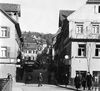 Blick in die Neue Straße aus Richtung Westen, rechts Teilansicht des Hauses Nr. 33. Undat., um 1928-1934. Fotograf unbekannt (StadtA Schwäb. Hall DIG 05853, Original: Ivo Lavetti / www.nostalgus.de, alle Rechte vorbehalten)