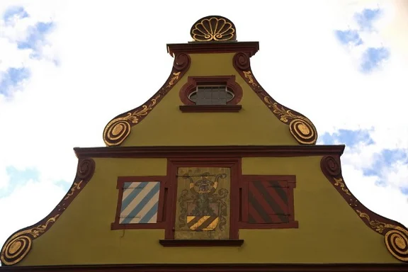 Detail des Ostgiebels zum Marktplatz hin, Januar 2014. Foto: Dietmar Hencke (StadtA Schwäb. Hall DIG 05316)