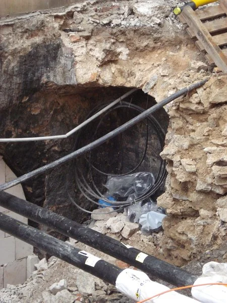 Unter den Spitalbach reichende Keller, die bei den Straßensanierungsarbeiten im Juni 2012 aufgedeckt wurden. Bild vom 20. Juni 2012. Foto: Daniel Stihler (StadtA Schwäb. Hall DIG 03453)