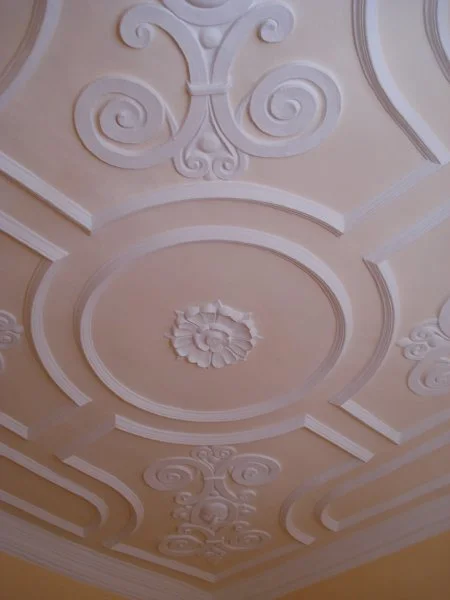 Barocke Stuckdecke in einem Zimmer im 1. Obergeschoss, Mai 2009. Foto: Daniel Stihler (StadtA Schwäb. Hall DIG 01451)