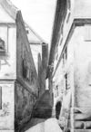 Die Treppe zwischen den Häusern Nr. 13 und 15. Undatierte Zeichnung von Friedrich Reik, wohl 1880er Jahre (StadtA Schwäb. Hall FS 00815a)