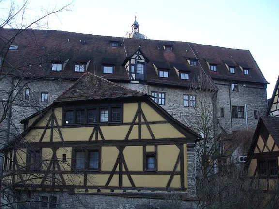 Blick auf die Nordseite vom Schuppach aus, im Vordergrund das Nebengebäude Am Schuppach 8, rechts etwas zurückgesetzt das „untere Haus“, März 2007. Foto: Daniel Stihler (StadtA Schwäb. Hall DIG 01422)