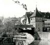 Bild aus den 1930er Jahren, nun mit freigelegtem Torbogen im Erdgeschoss (StadtA Schwäb. Hall AL/0040)