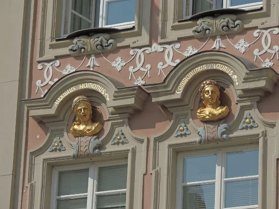 Kaiserportraits von Augustus und Konstantin d. Gr. über den beiden westlichen Fenstern des Ersten Stocks, April 2017. Foto: Daniel Stihler (StadtA Schwäb. Hall DIG 10155)