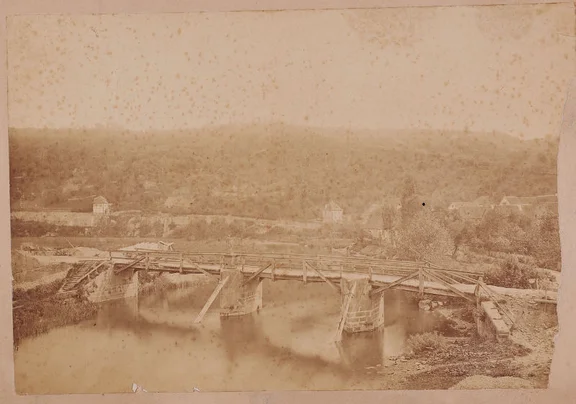 Das offenbar einzige erhaltene Foto der alten Steinbacher Kocherbrücke. Es wurde am 28. Mai 1879 für Carl Waelde angefertigt, den Mitinhaber der mit dem Neubau beauftragten Steinbacher Firma Waelde, Kade & Erath. Der Abbruch begann am 17. Juni 1879. Foto: Anton Gasser (StadtA Schwäb. Hall FS 08977 )