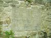 Gedenkstein für den Schwäbisch Haller Ehrenbürger Prof. Georg Fehleisen, dessen Urne 1934 in der Ruine des romanischen Palasgebäudes begesetzt wurde. Bild aus dem April 2007. Foto: Daniel Stihler (StadtA Schwäb. Hall DIG 04324)