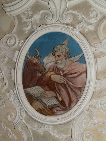 Der Evangelist Lukas mit seinem Symbol, dem Stier. Deckengemälde von Johann Michael Roscher, 1737/38. Foto: Dietmar Hencke, 2018 (StadtA Schwäb. Hall DIG 10609)