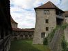 Wehrgang im nordwestlichen Bereich der Comburg, mit Kosthalterei und nordwestlichem Eckturm, Juni 2014. Foto: Daniel Stihler (StadtA SHA DIG 05462)