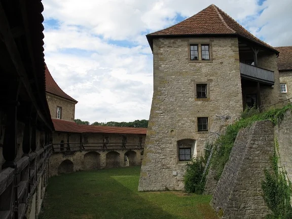 Wehrgang im nordwestlichen Bereich der Comburg, mit Kosthalterei und nordwestlichem Eckturm, Juni 2014. Foto: Daniel Stihler (StadtA SHA DIG 05462)